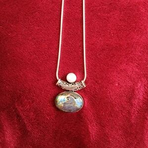 Silver necklace with Labradorite gemstone.